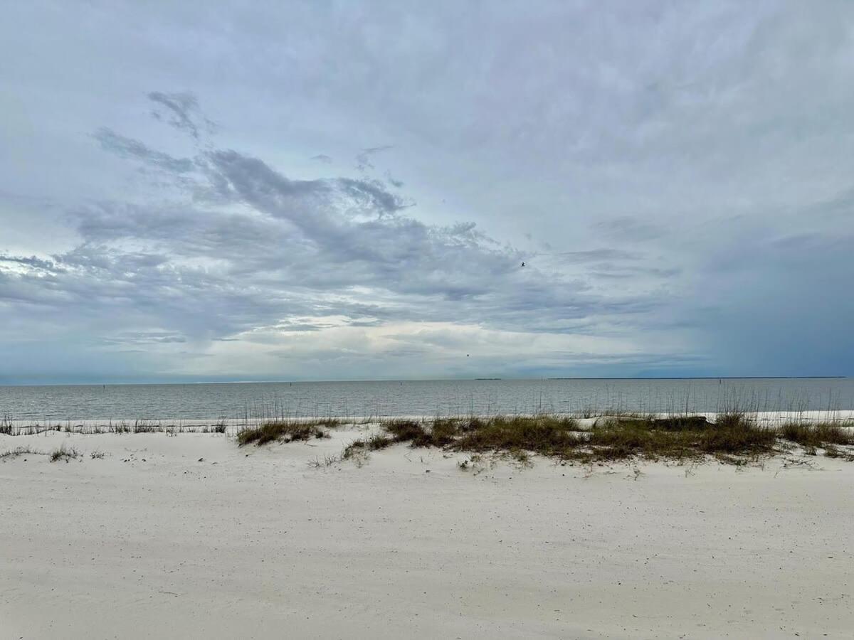 Bare Feet Bungalow -Close To Beach & Dog Friendly Gulfport Kültér fotó
