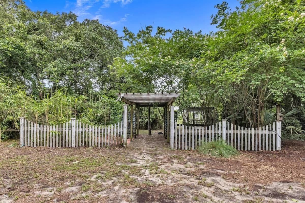Bare Feet Bungalow -Close To Beach & Dog Friendly Gulfport Kültér fotó